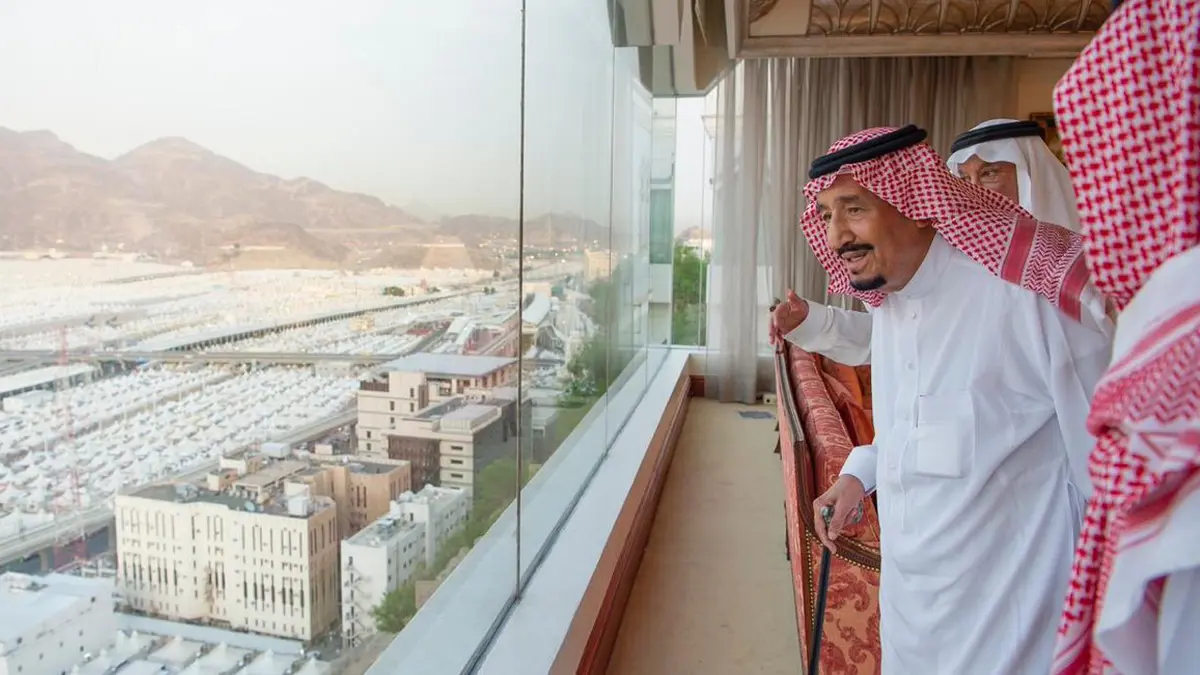 الملك سلمان يشرف على الخدمات المقدمة للحجاج في منى (صور)