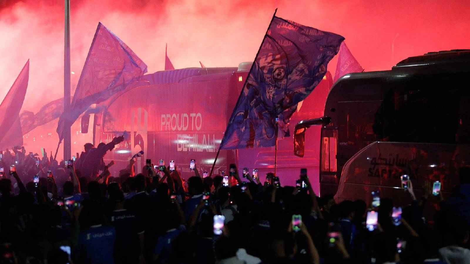 استقبال خيالي لحافلة الهلال السعودي قبل مواجهة باختاكور (فيديو)