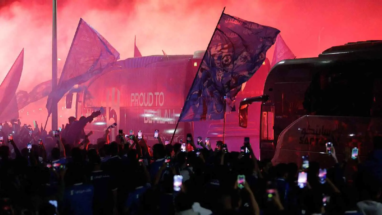 استقبال خيالي لحافلة الهلال السعودي قبل مواجهة باختاكور (فيديو)