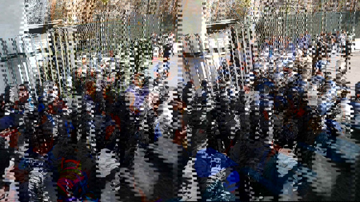 وسط احتجاجات متنامية.. صدامات بين طلبة إيرانيين بسبب شعارات ضد النظام (فيديو)