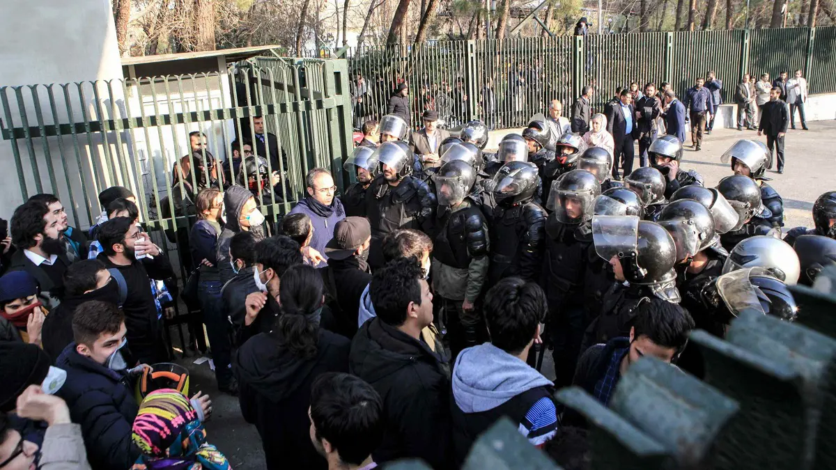 وسط احتجاجات متنامية.. صدامات بين طلبة إيرانيين بسبب شعارات ضد النظام (فيديو)