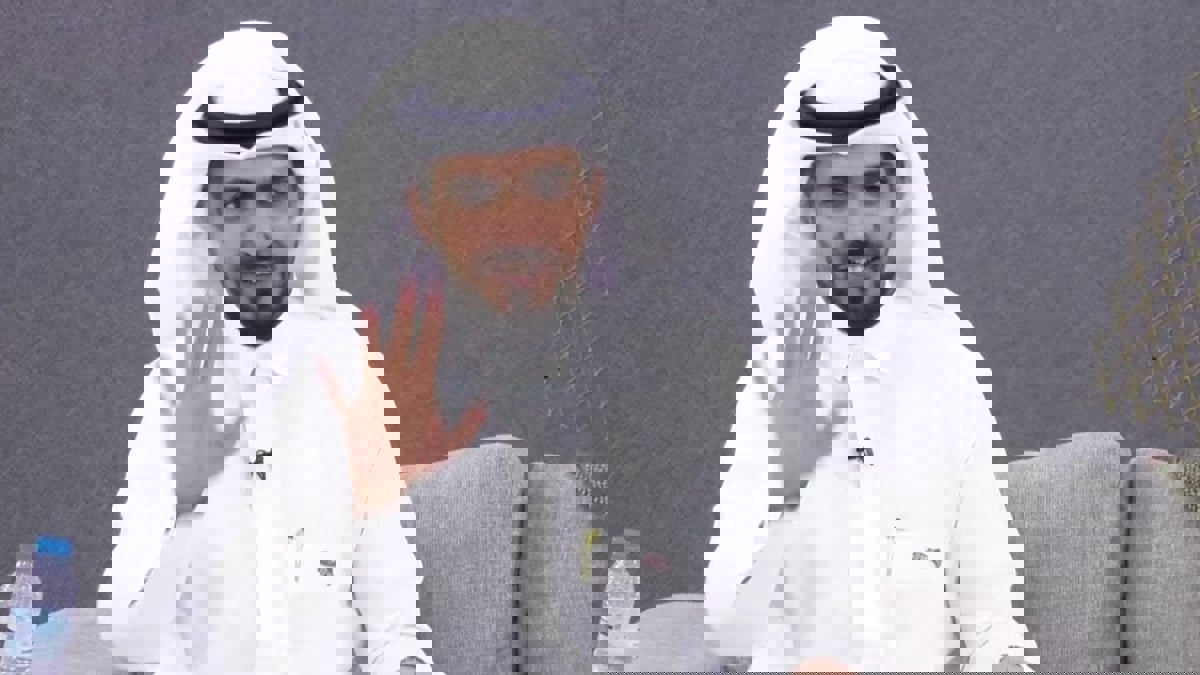 إعلامي سعودي شهير يتدارك موقفًا لضيفه كاد يتسبب بمشاكل (فيديو)