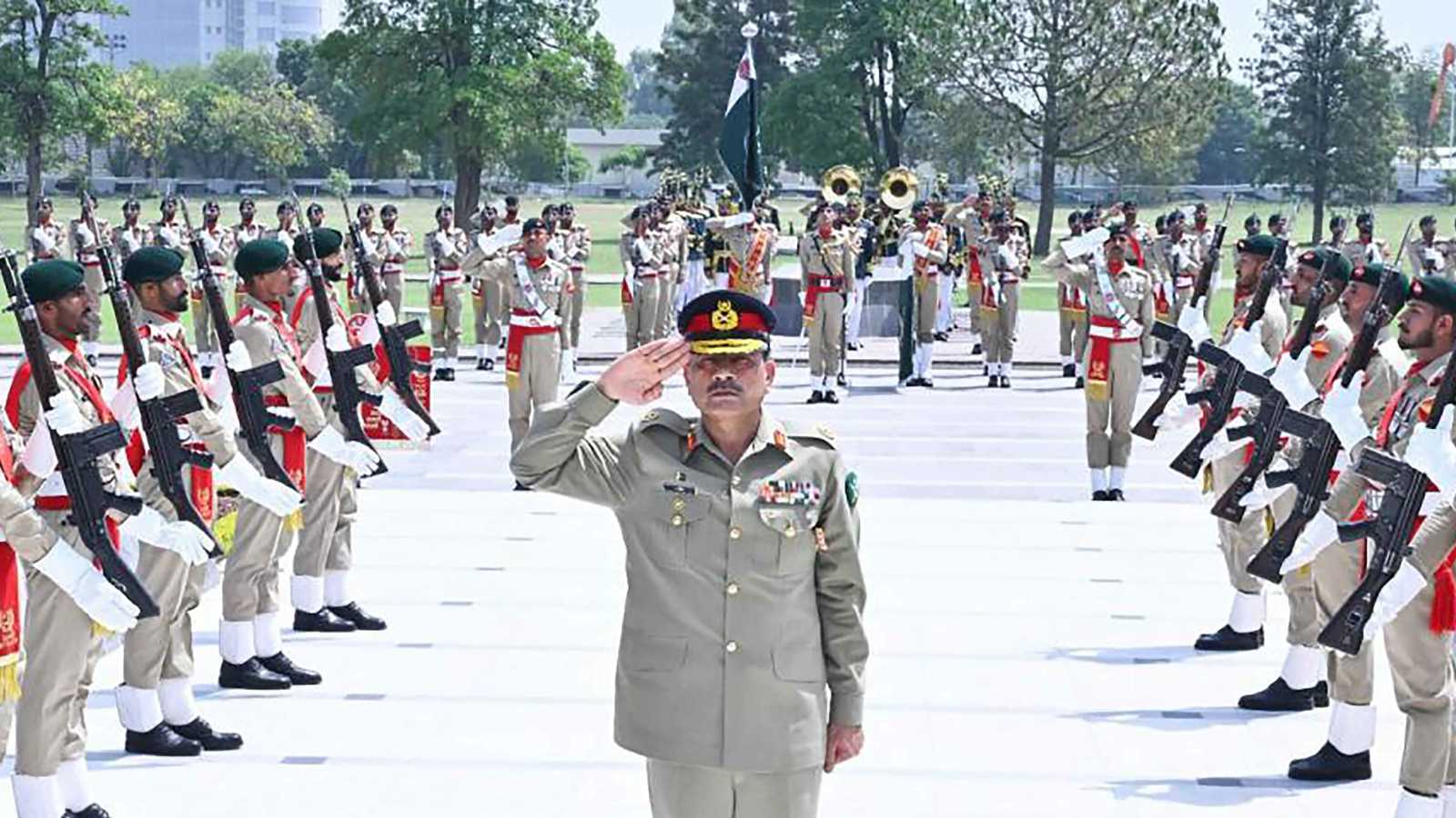 قائد الجيش الباكستاني يوجه رسائل تحذير لطالبان