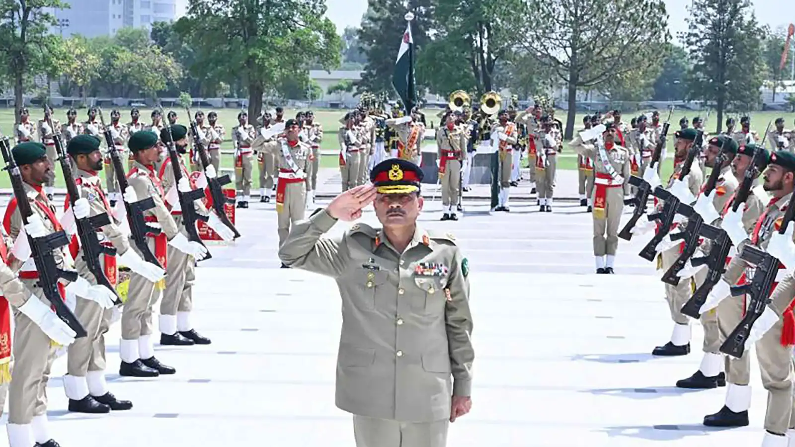 قائد الجيش الباكستاني يوجه رسائل تحذير لطالبان