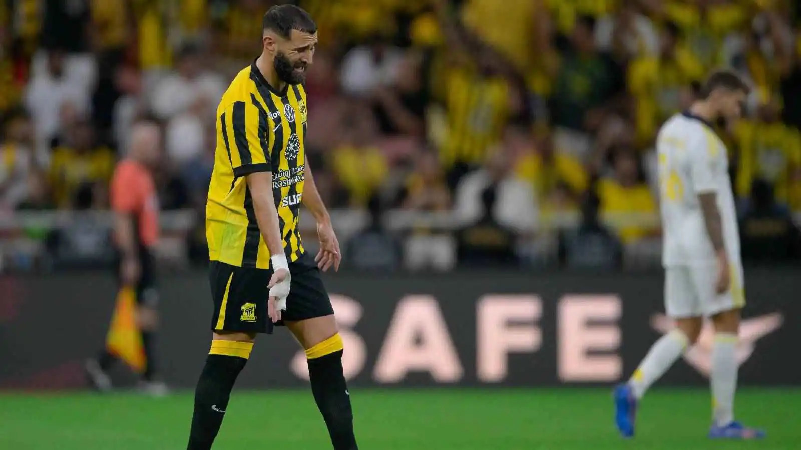 لا أريد ارتداء قميص النادي.. كواليس نارية في اجتماع بنزيما مع إدارة الاتحاد