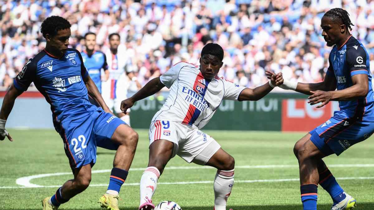 إندريك يقترب من الرحيل عن أولمبيك ليون بسبب غياب محتمل عن دوري أبطال أوروبا 