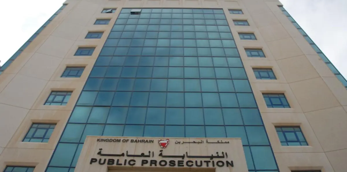 عامل يقضم إصبع كفيله الذي أمسكه في أحد شوارع البحرين