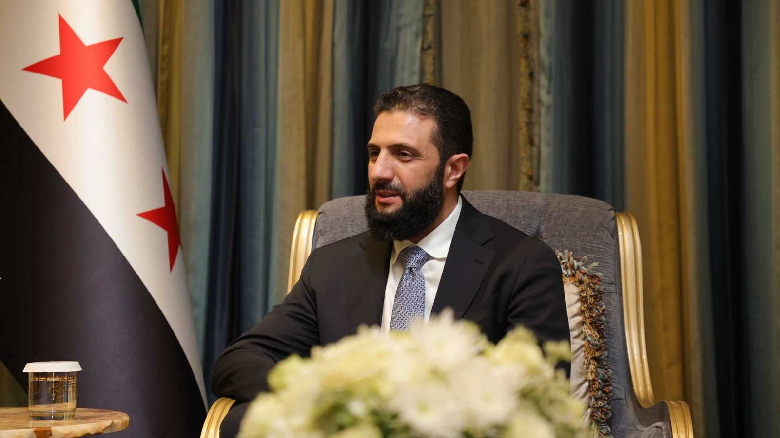 الشرع يلتقي أبرز المنشقين عن نظام الأسد (صور)