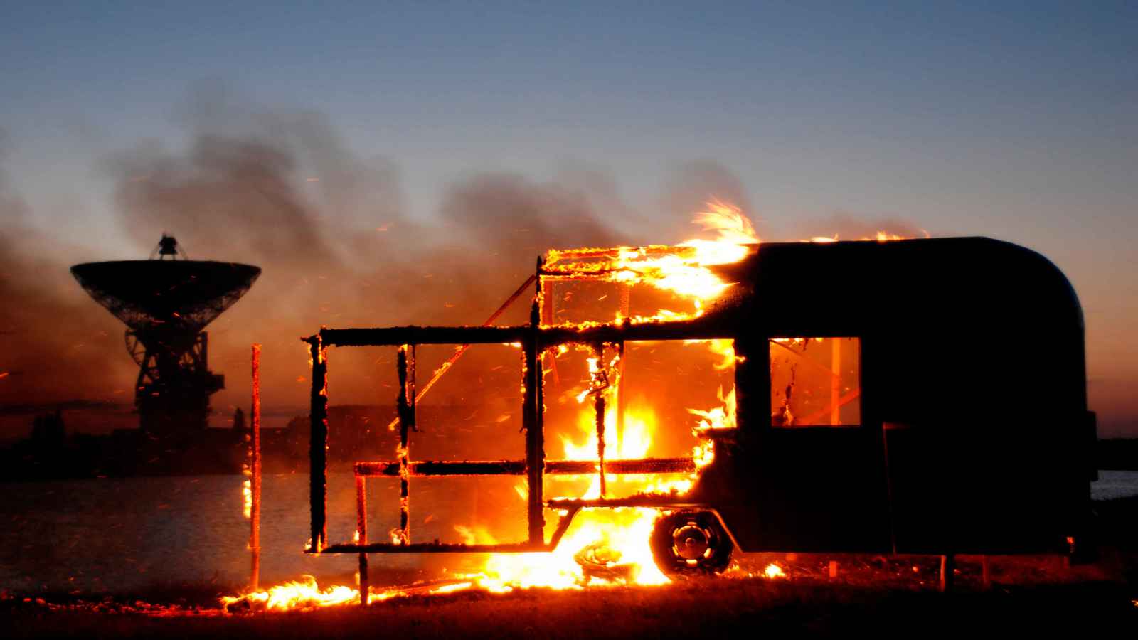 منعها من "الحمام".. فأحرقت منزله وقتلت جاره