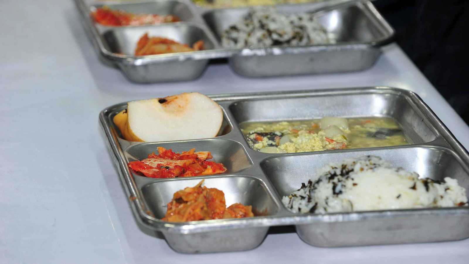 تسمم أكثر من 1000 طالب بـ"وجبات مدرسية" في إندونيسيا