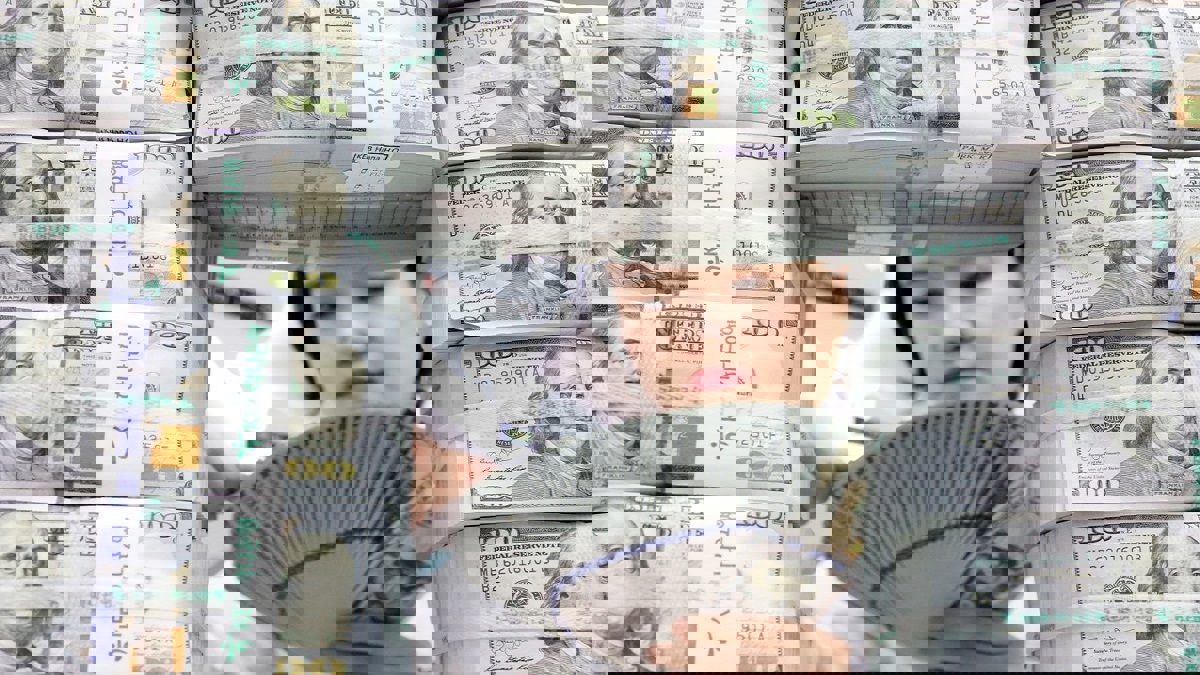 الدولار يرتفع وسط عزوف عن المخاطرة بسبب مخاوف حيال هونج كونج