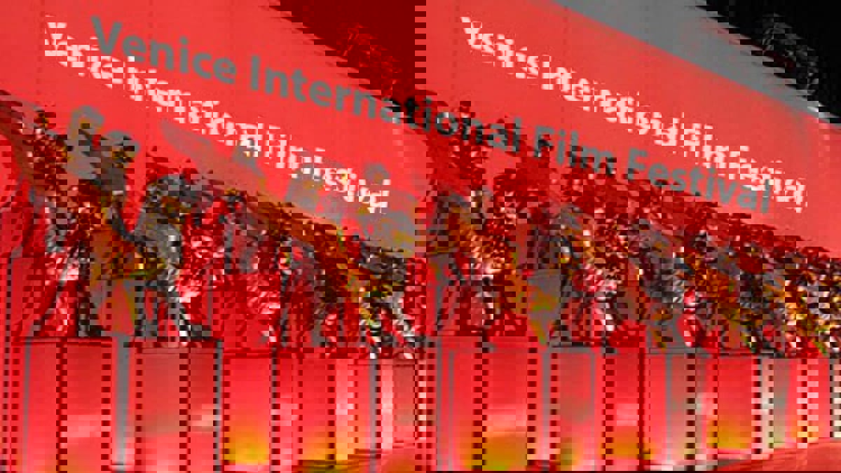 افتتاح مهرجان البندقية بتعبير عن التضامن مع صناعة السينما المتضررة من جائحة كورونا