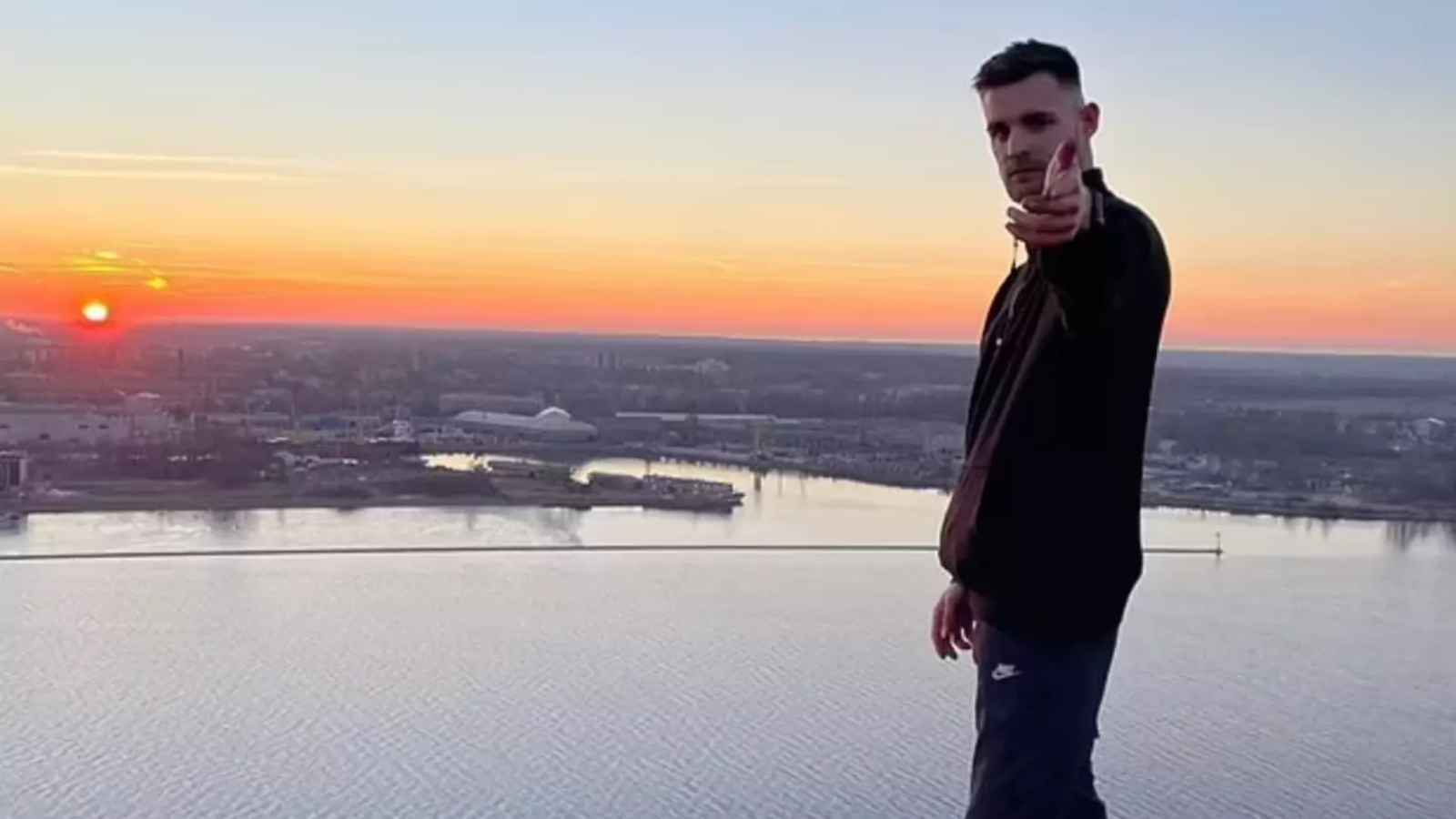 مصرع بلوغر شهير أثناء التقاط "سيلفي" (صور)