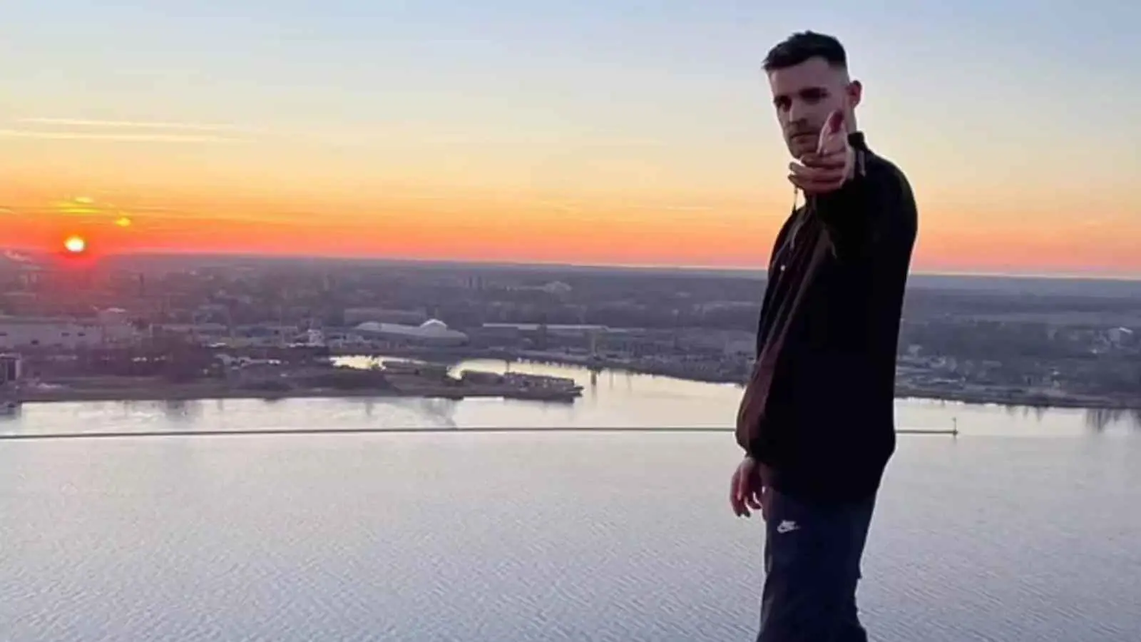 مصرع بلوغر شهير أثناء التقاط "سيلفي" (صور)