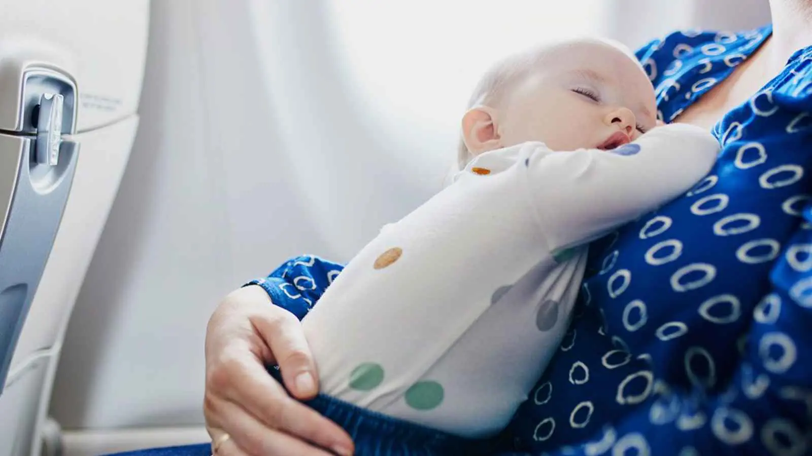 المغرب.. إنقاذ حياة رضيع توقف قلبه على متن رحلة جوية