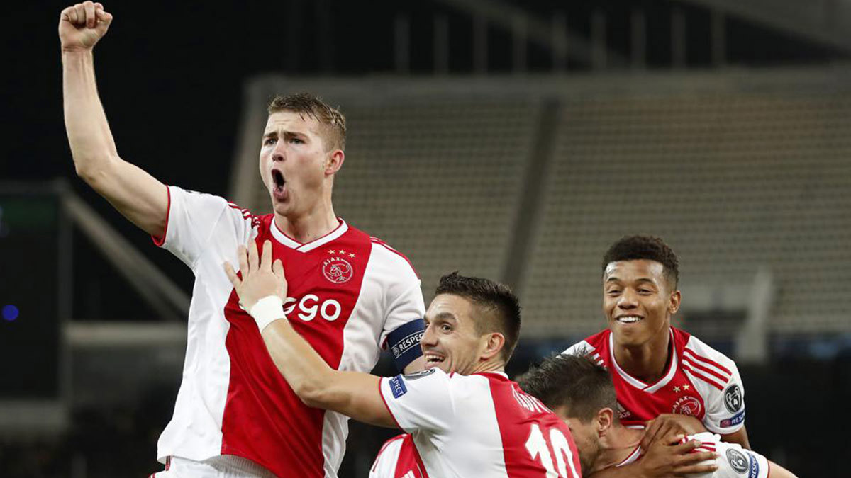 بعد نفيه تقارير الرحيل إلى يوفنتوس.. هل اقترب ماتيس دي ليخت من نادي برشلونة؟