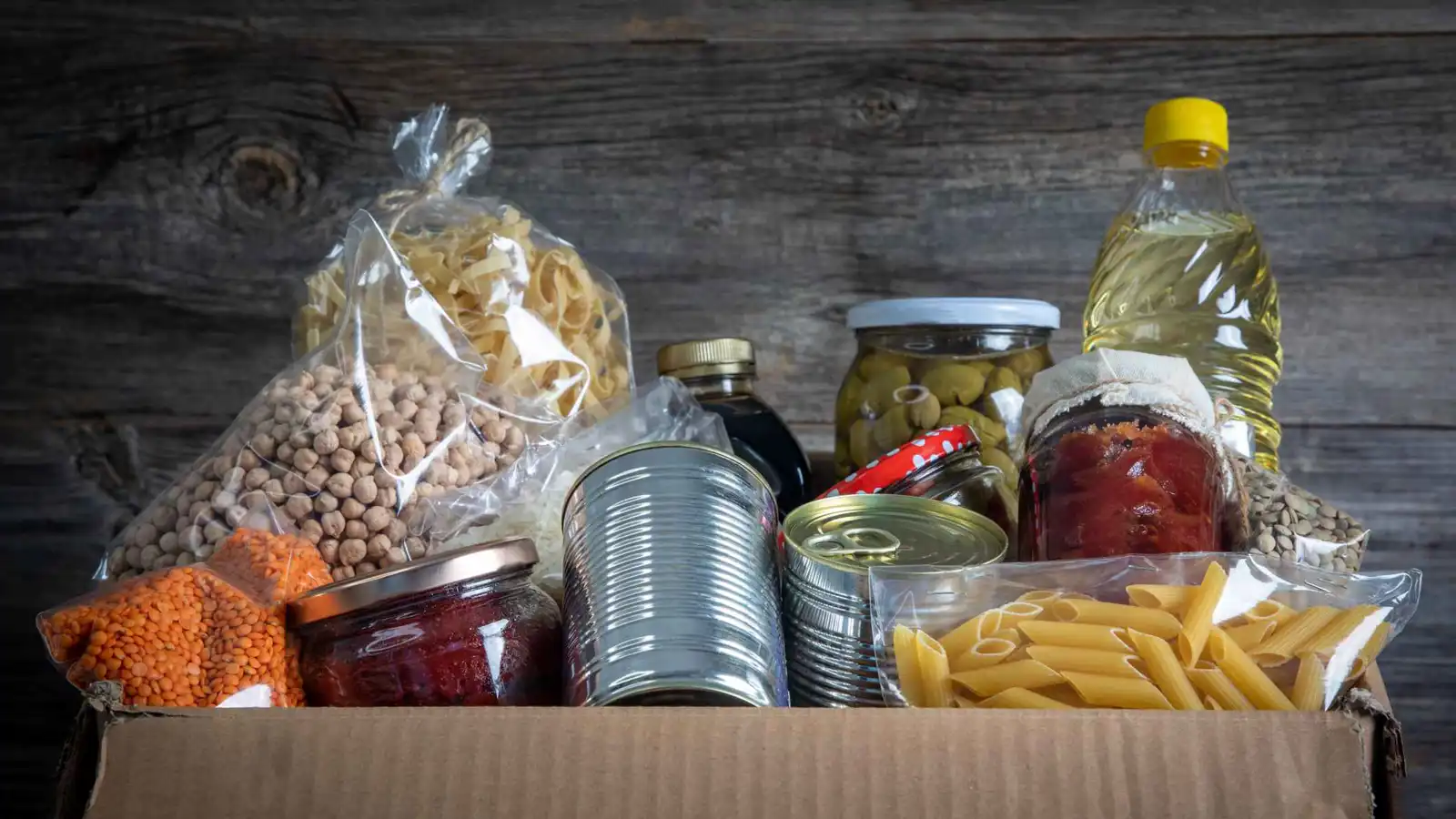 حفاظًا على كرامة المستفيدين.. الجزائر تمنع تصوير "قفة رمضان"