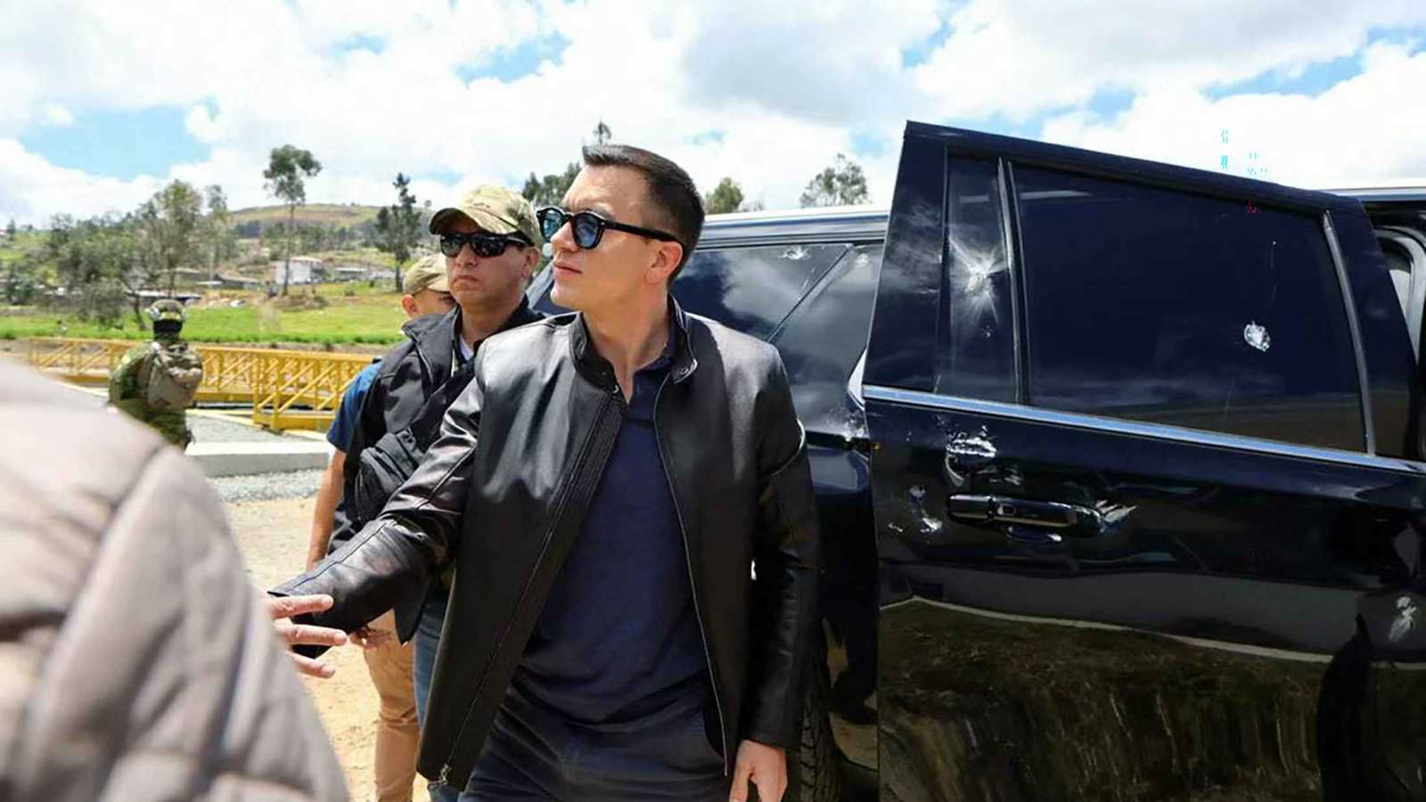 نجاة رئيس الإكوادور من محاولة اغتيال بعد إطلاق نار على موكبه (فيديو)