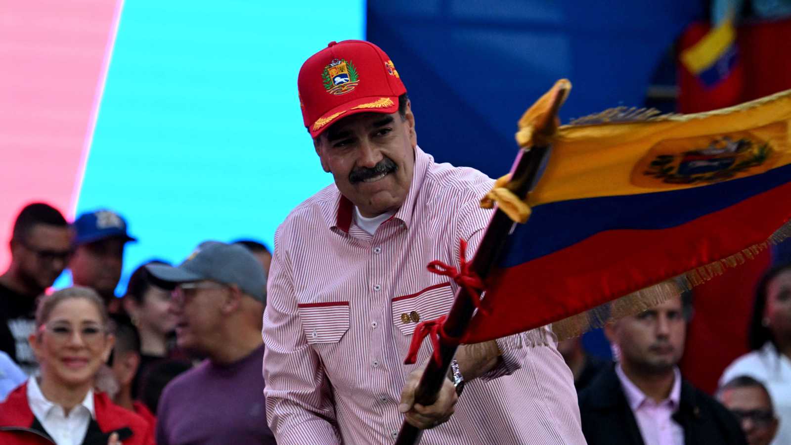 رئيس لجنة "نوبل للسلام" يدعو الرئيس الفنزويلي إلى "التنحي"