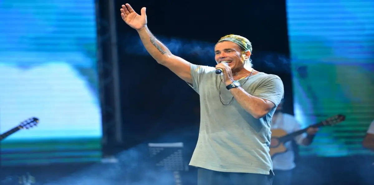 عمرو دياب يشتبك مع الأمن الإنجليزي بسبب دينا الشربيني (فيديو)