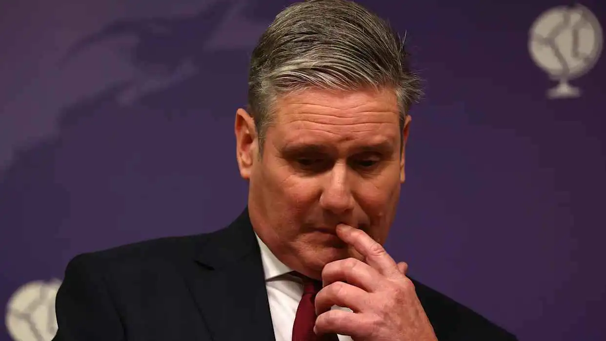 ستارمر "تحت نار" حرب إيران.. ضغوط أمريكية وأزمة بريطانية