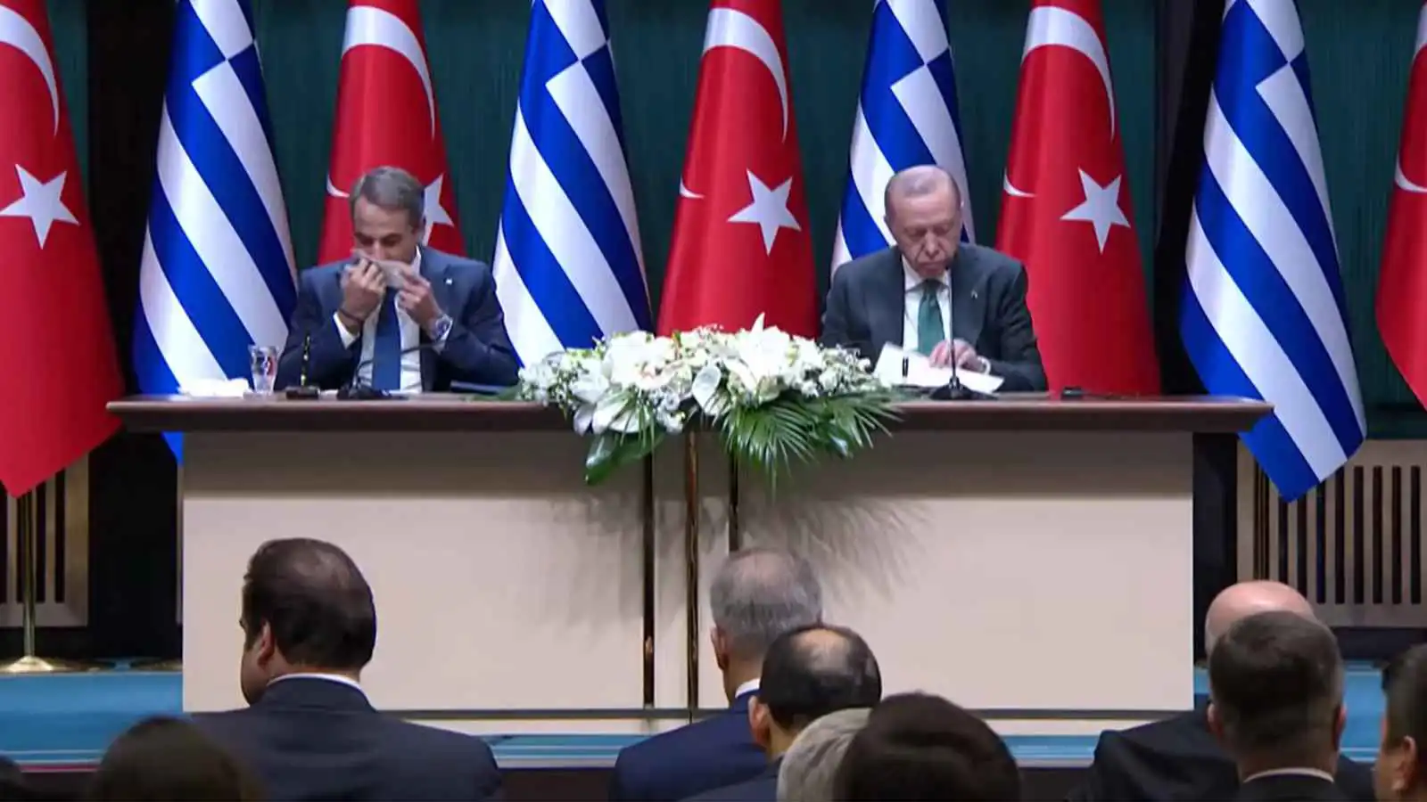 "أين أخفاه؟".. "منديل" رئيس الوزراء اليوناني يضعه في موقف محرج (فيديو إرم)