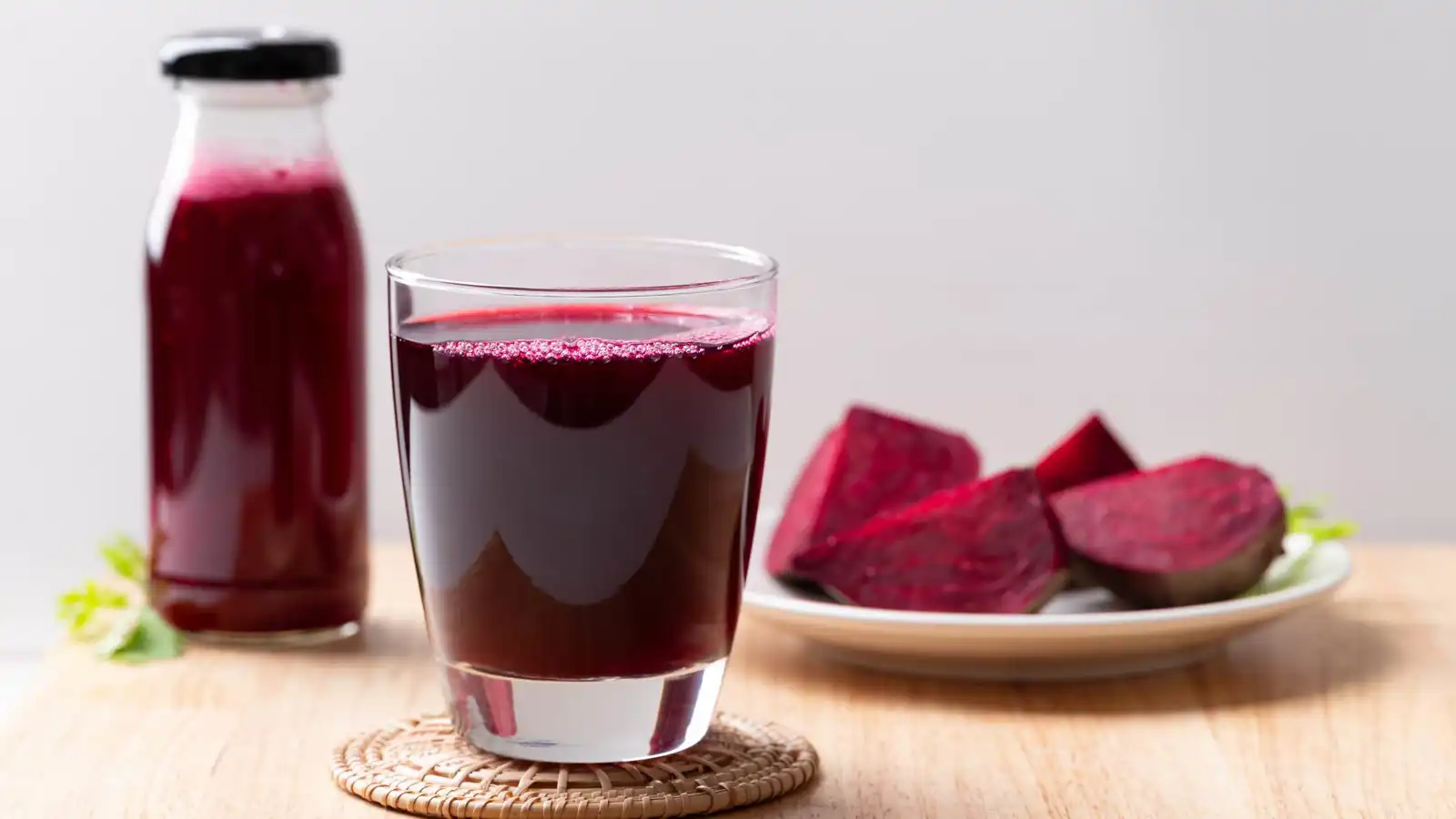 عصير الشمندر أم الرمان.. أيهما يخفض ضغط الدم أكثر؟