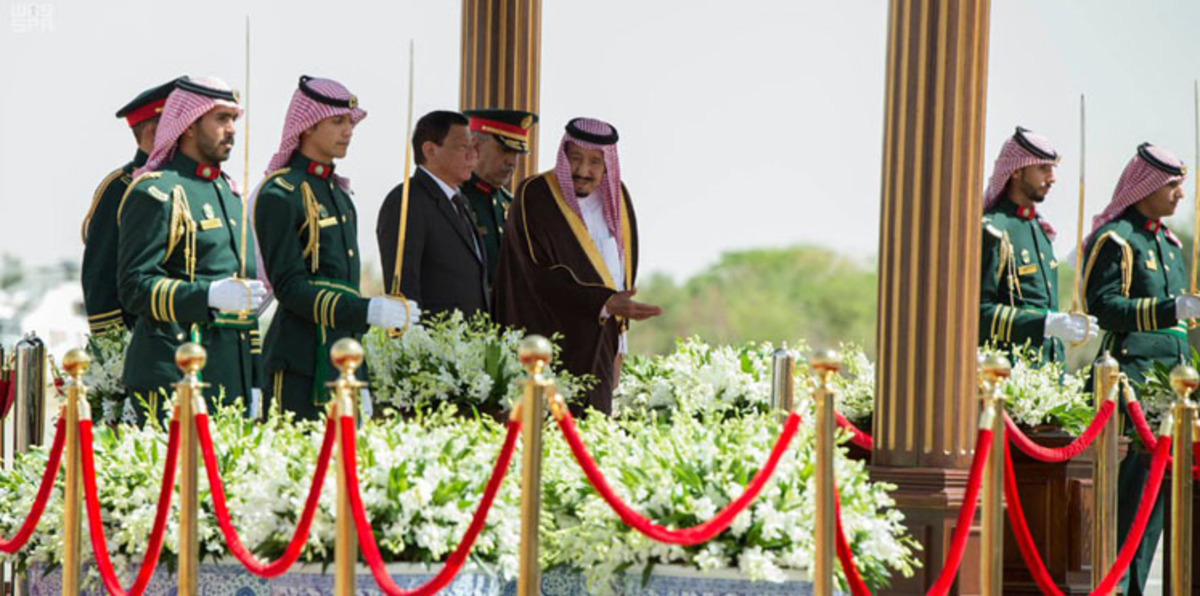 شاهد بالصور.. استقبال العاهل السعودي لرئيس الفلبين