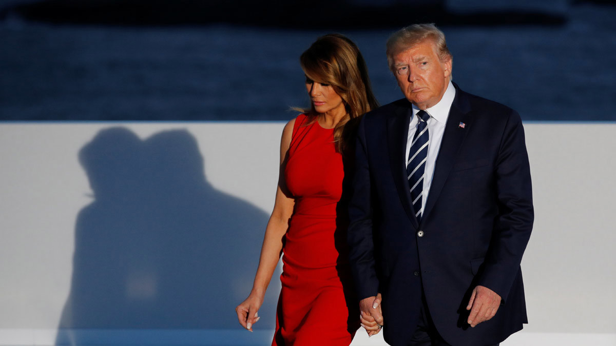 بالفيديو.. هل تعمد ترامب "إهانة" زوجته بهذه الحركة الغريبة؟