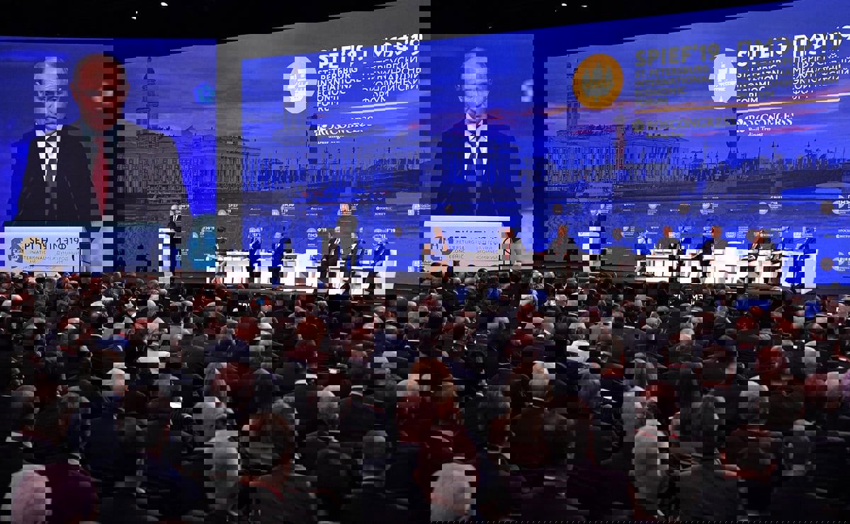 من سان بطرسبرغ إلى سويسرا.. حدثان يعكسان الانقسام الدولي بين الشرق والغرب