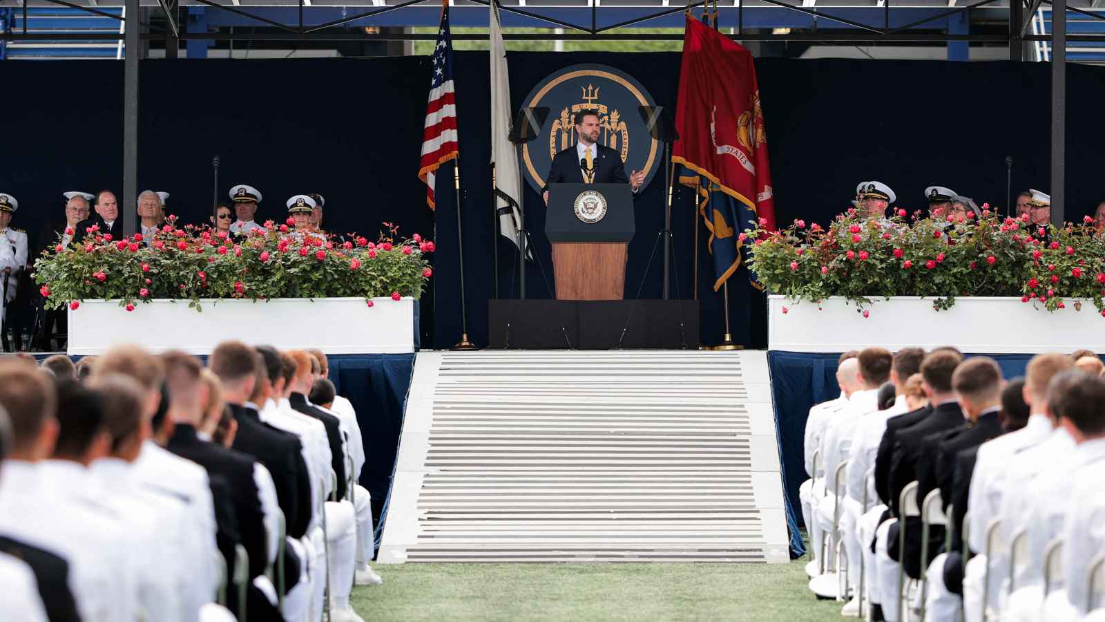 "ضربات حاسمة وأهداف واضحة".. فانس يكشف استراتيجية ترامب في الحروب