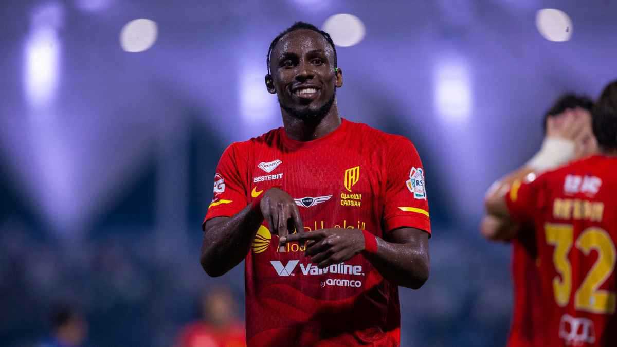 ضربة موجعة لنادي القادسية قبل مواجهة الأهلي السعودي