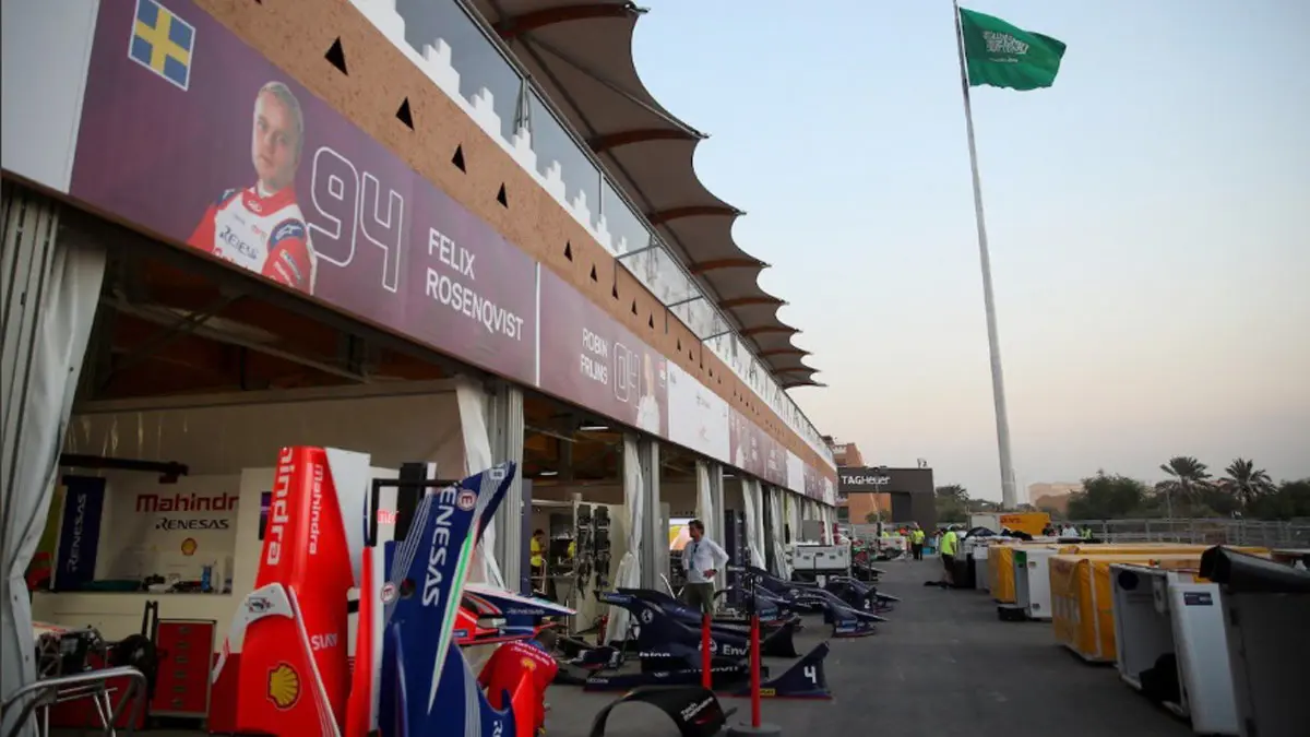 السعوديون يربطون الأحزمة استعدادًا لانطلاق "فورمولا إي - الدرعية" في الرياض (صور وفيديو)