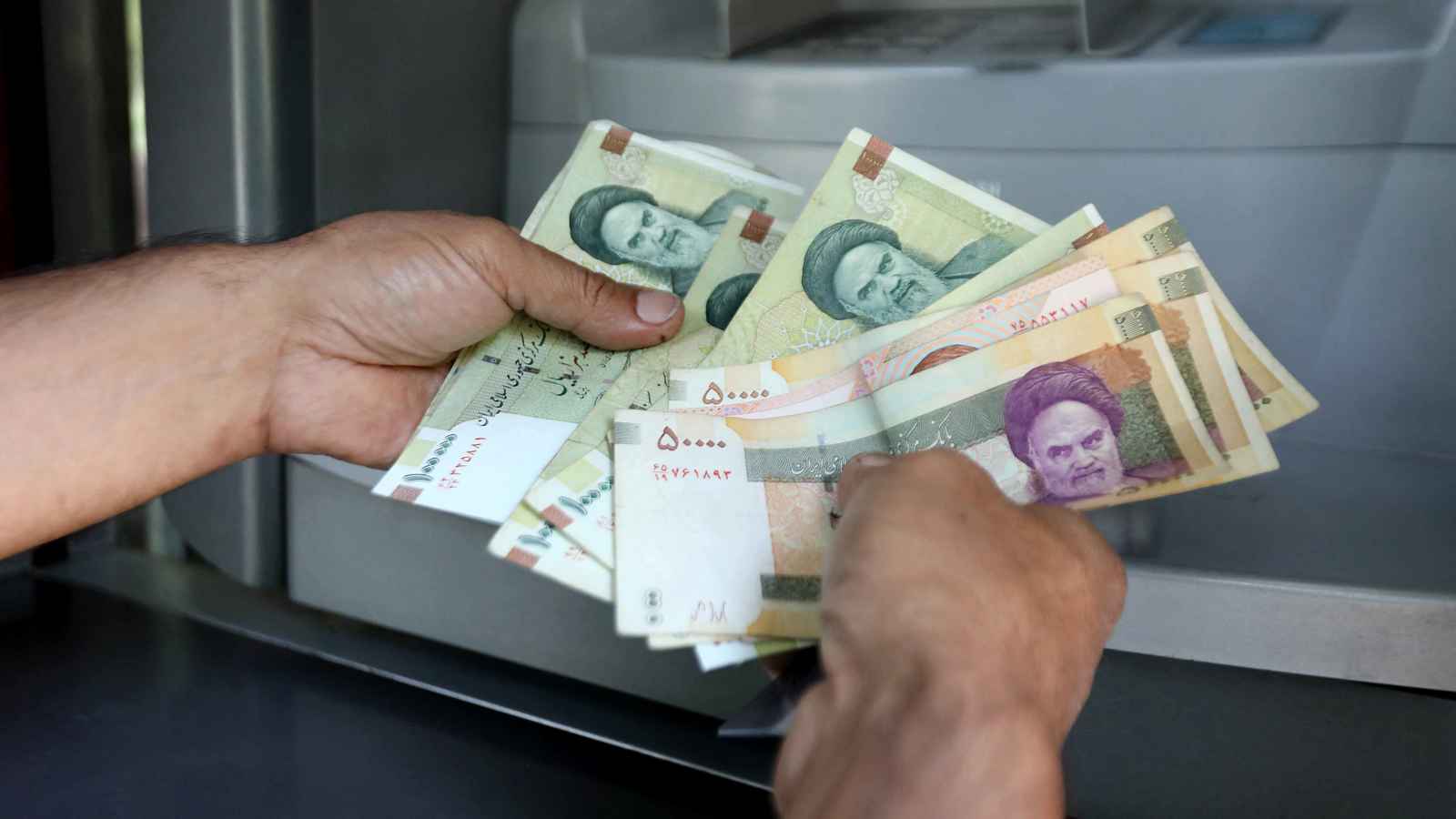 بعد إعادة العقوبات.. الريال الإيراني يبلغ أدنى مستوياته أمام الدولار