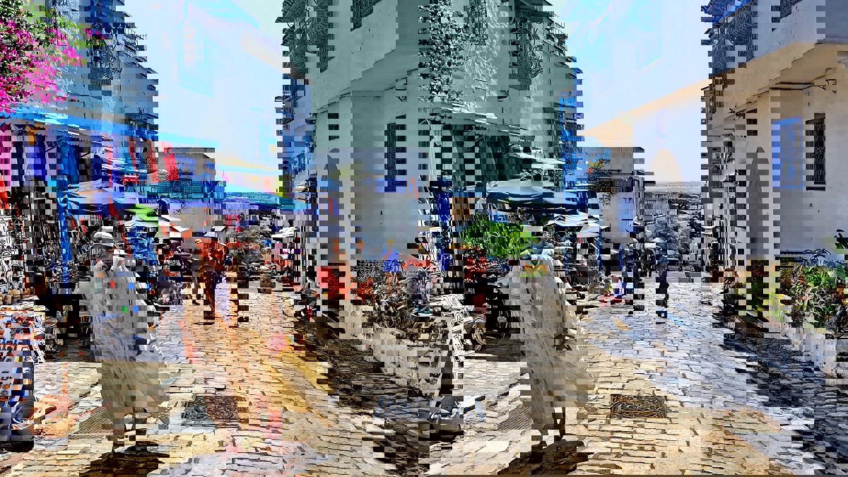 بعد فتح المطاعم والمقاهي.. عودة الروح إلى تونس وسط غضب على السلطات (فيديو إرم)