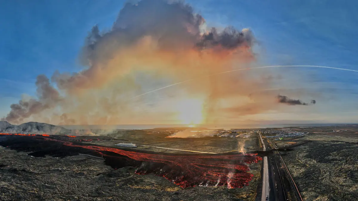 ثوران بركاني يصل ميناء غريندافيك غرب آيسلندا (صور)