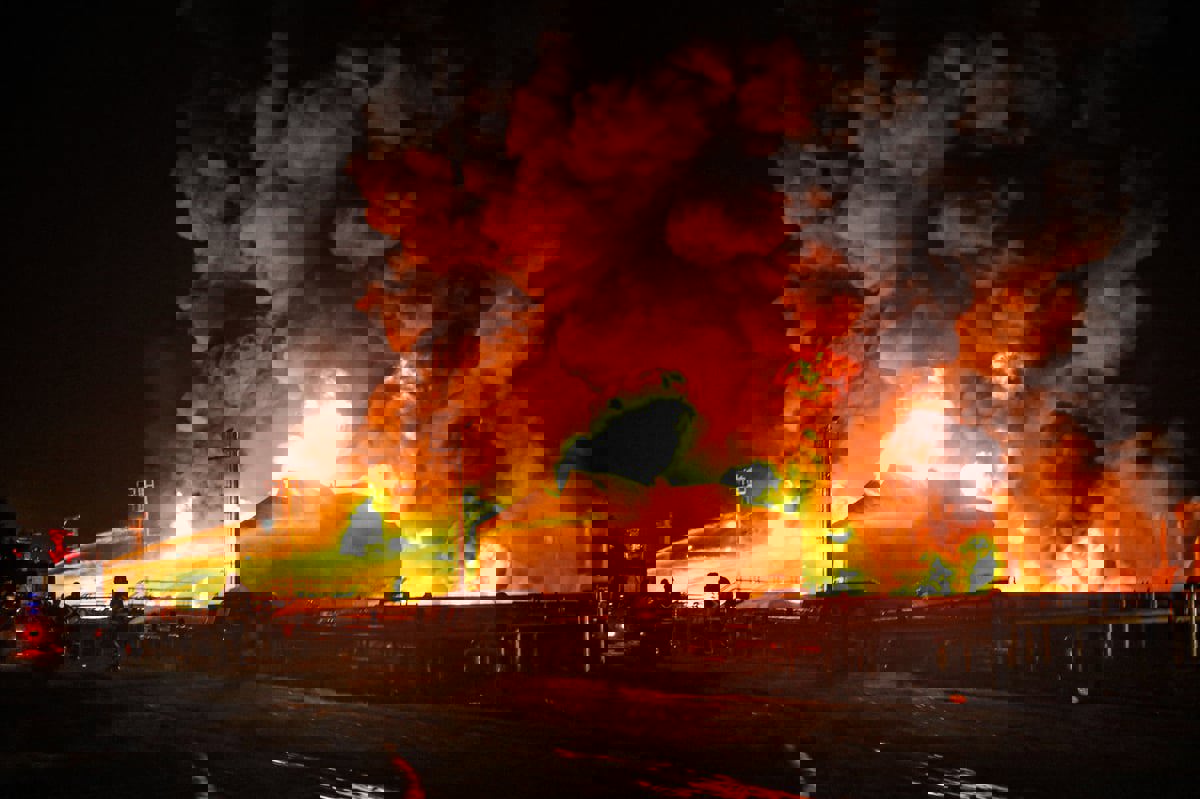 حريق هائل بمصنع لمستحضرات التجميل في إيران