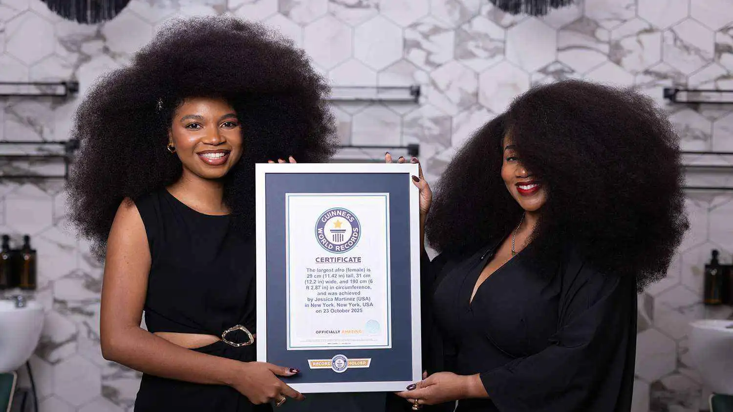 امرأة تدخل موسوعة غينيس لـ"أضخم شعر طبيعي" أفريقي (صور)