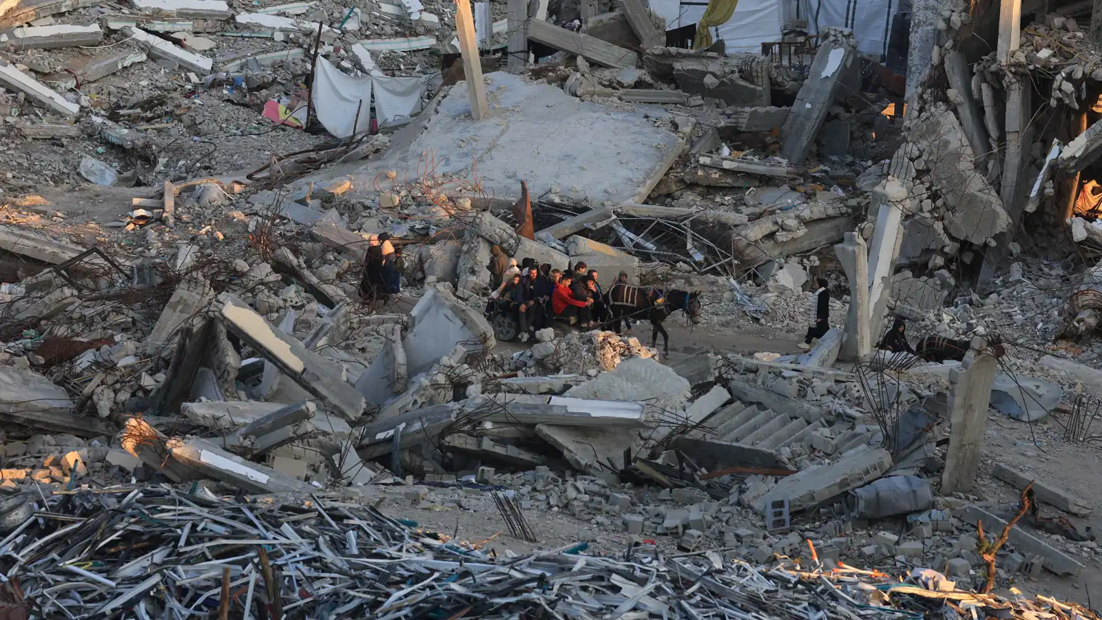 مقتل 3 فلسطينيين بعد قصف مركبة تابعة للجنة المصرية في غزة