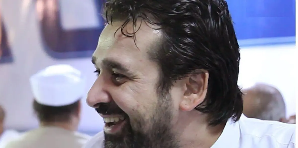 طائرة الفنانيْن كريم وياسمين عبدالعزيز تتعرض لحادث تصادم لدى عودتهما من الحج (صور)