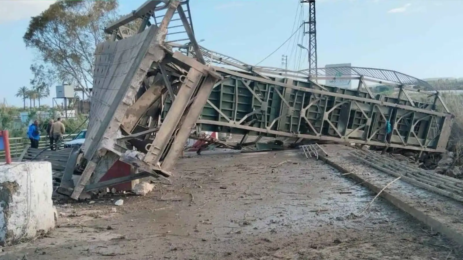 إسرائيل تنسف آخر جسر يربط جنوب لبنان ببقية البلاد (فيديو)