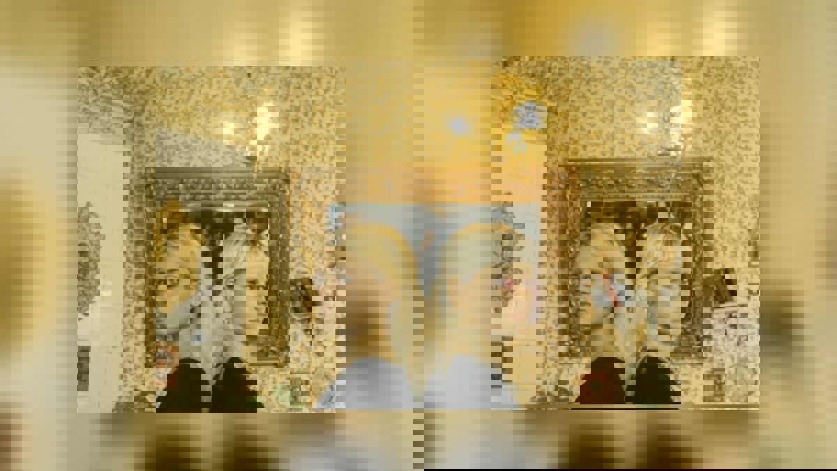 فتاة تلتقي شبيهتها على "تيك توك" لتكتشف سرا عائليا غامضا