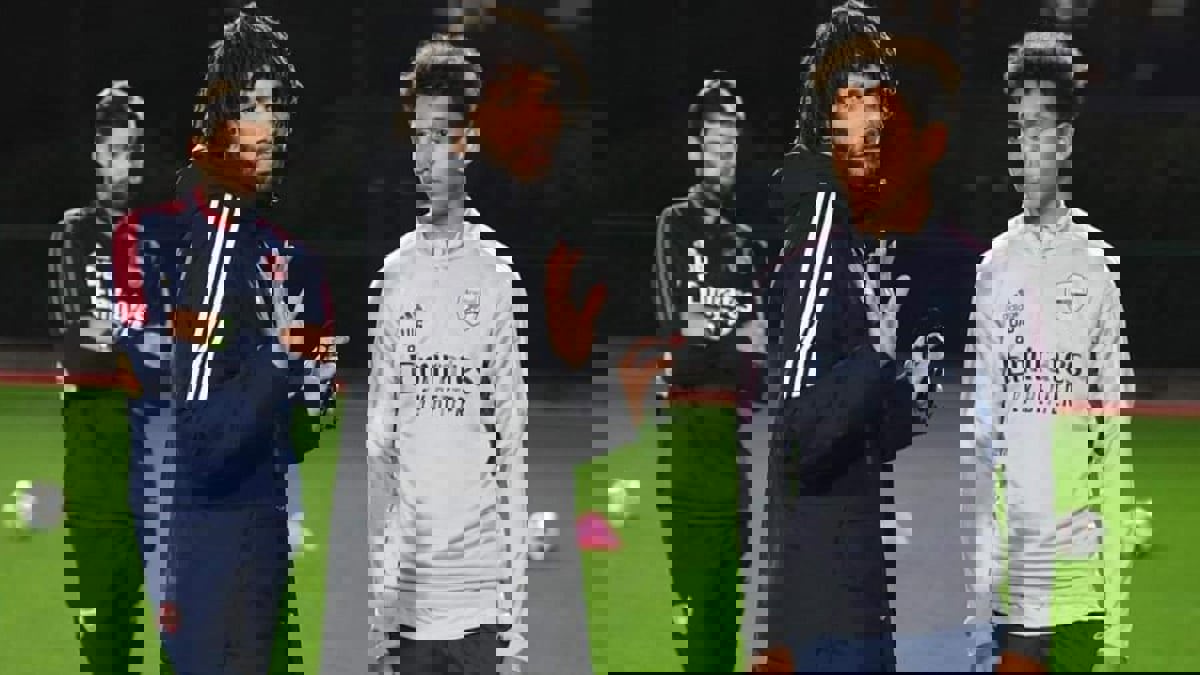 محمد النني يقود تدريب فريق آرسنال تحت 16 عاما (فيديو وصور)