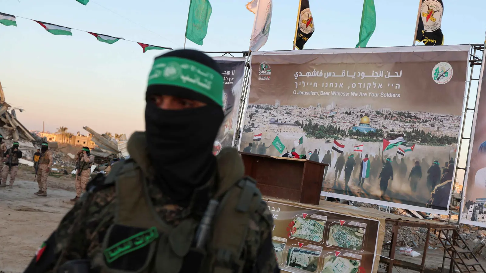 من هم الرهائن الإسرائيليون الثلاثة المفرج عنهم في غزة؟