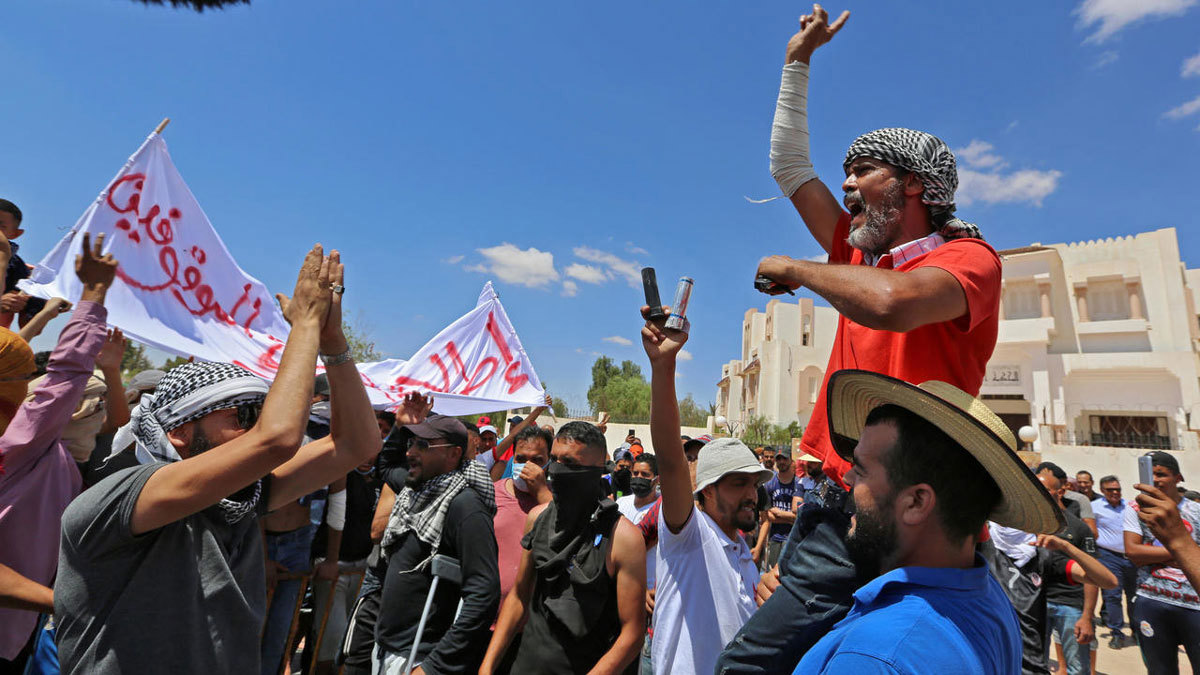 تجدد الاحتجاجات في تطاوين التونسية إثر اعتقال ناشط بارز (صور)