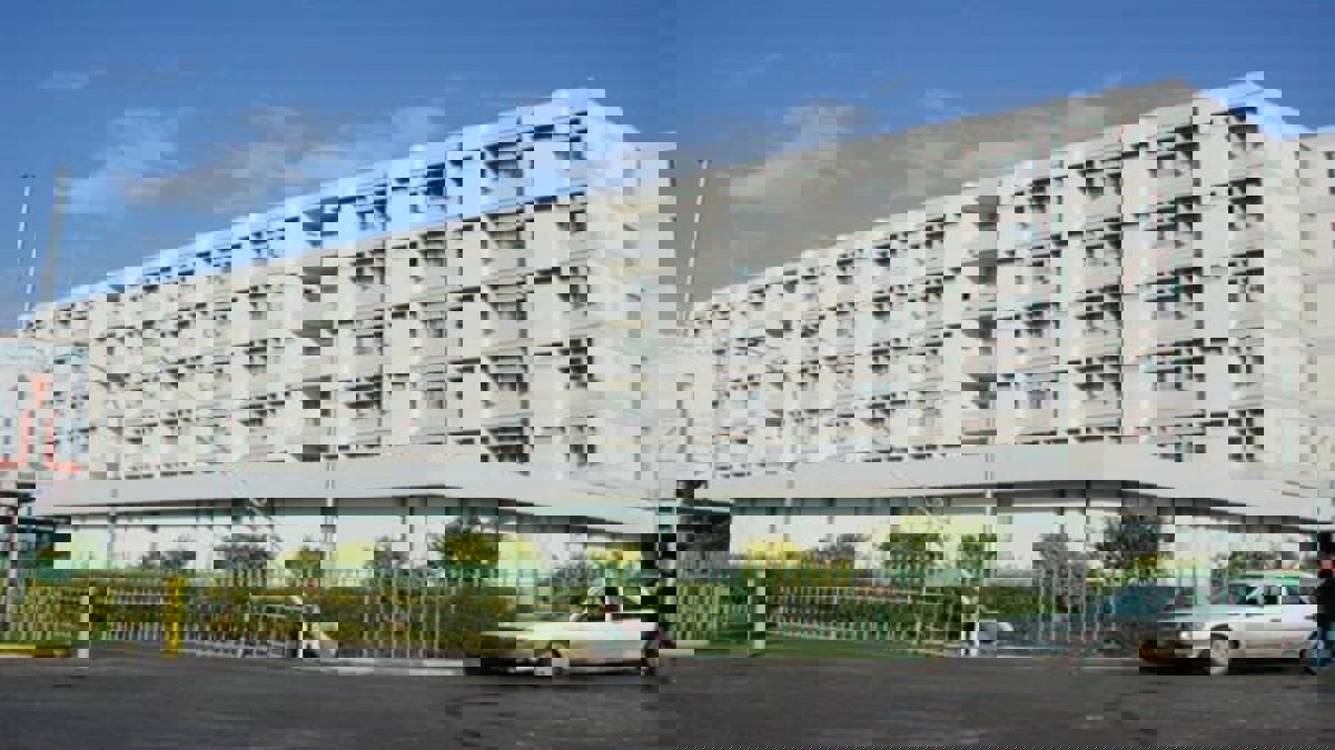 ليبيا.. كادر مستشفى في طرابلس يهدد بالإضراب بسبب تأخر الرواتب