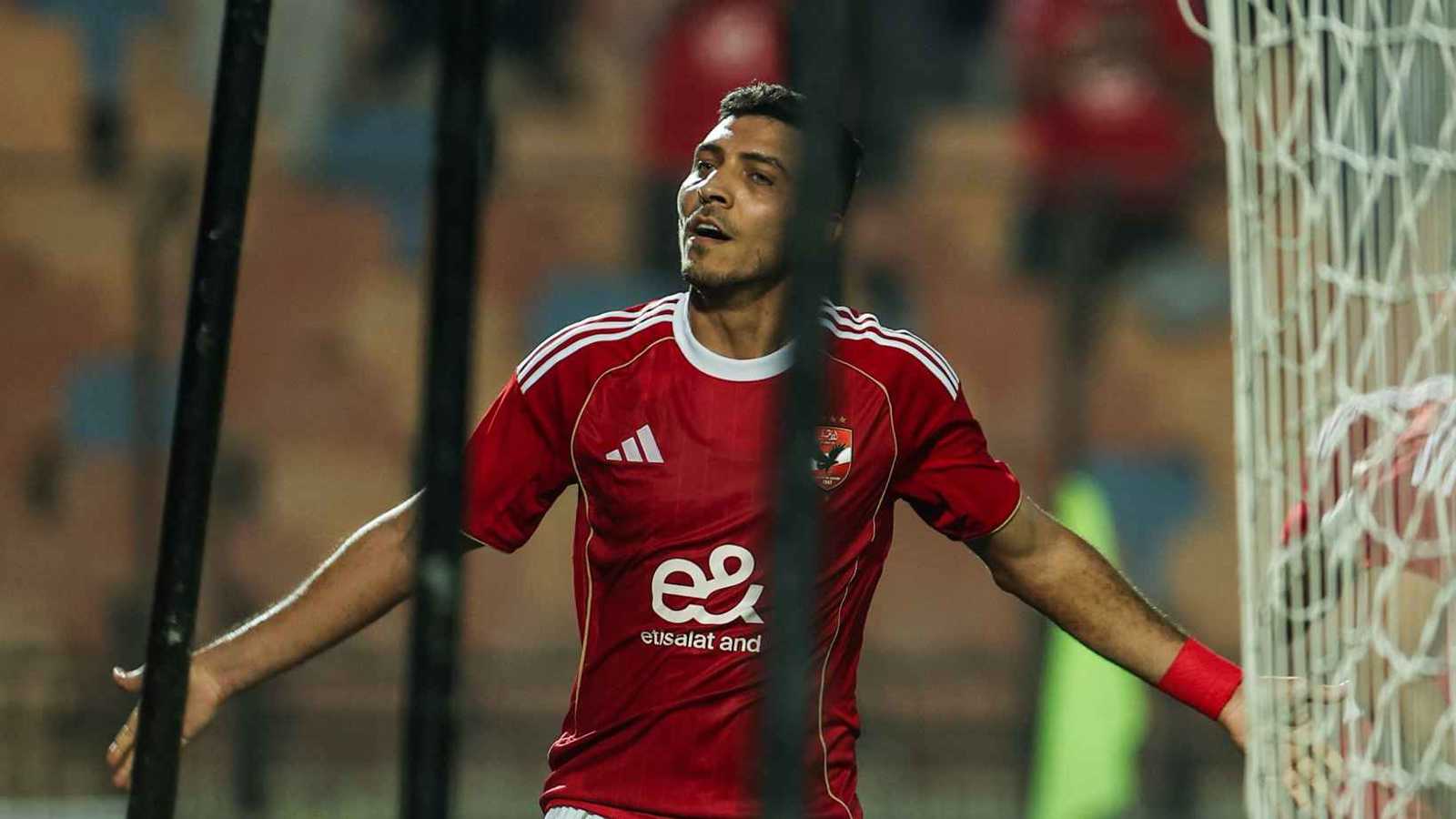 كم هدفًا يحتاج محمد شريف لدخول قائمة "العشرة أساطير" في تاريخ الأهلي؟