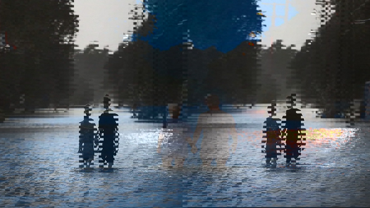 العاصفة "باري" تجتاح شمال غرب ولاية "لويزيانا" الأمريكية