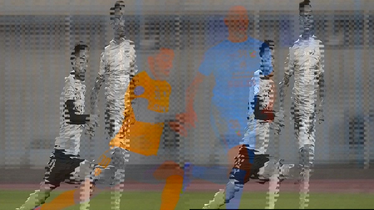 لمنع الاحتجاج عليه.. إغلاق الباب على حكم مباراة القادسية والسالمية خلال مراجعة تقنية الـVAR (فيديو)