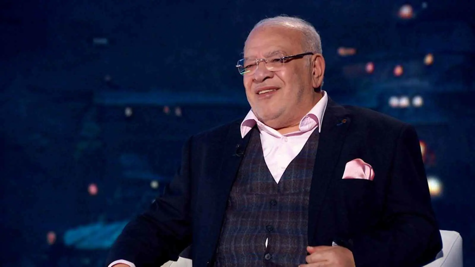 "متلاعباً بالألفاظ".. صلاح عبد الله يمازح متابعيه (صورة)